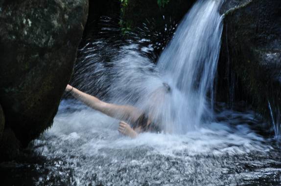 Mergulho com direito à massagem, na metade do caminho da trilha do Kalalau, na Na'Pali Coast, costa norte do Kauai, no Havaí